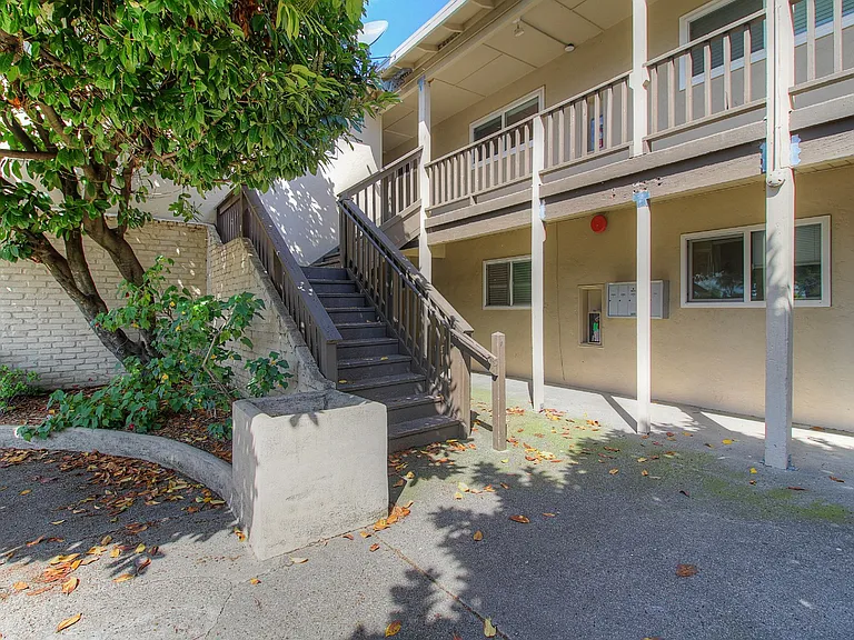 805 W 9th St — Photo 4