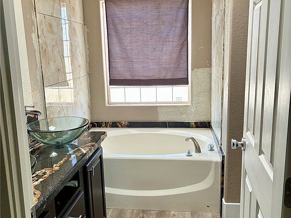 3rd image of 1053 Lindero Rd