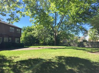 1325 Devonshire Rd, Buffalo Grove, IL 60089