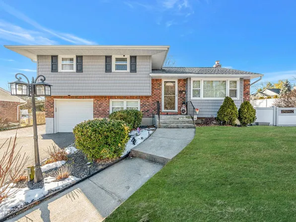 10 Kings Park Road, Commack, NY 11725