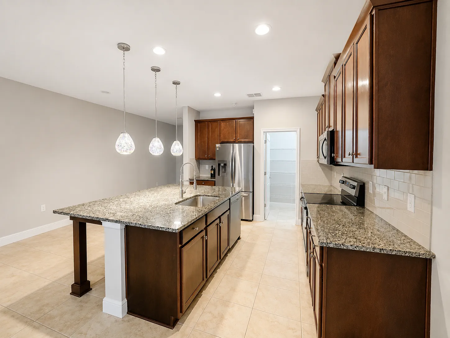 4 bed, 1896 sqft, $2,525 — Photo 4