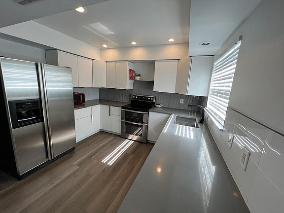 4th image of 1120 Portland Ave APT 10