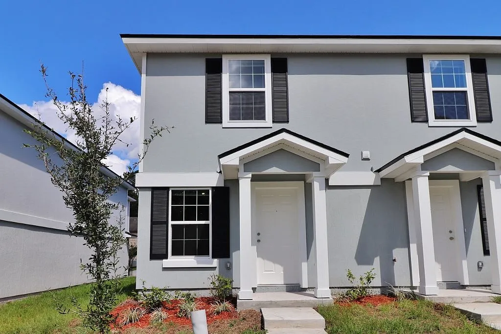 2 bed, 2.5 bath, 1304 sqft, $1,400 — Photo 1