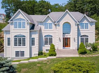 104 Overlook Rd, Pomona, NY 10970