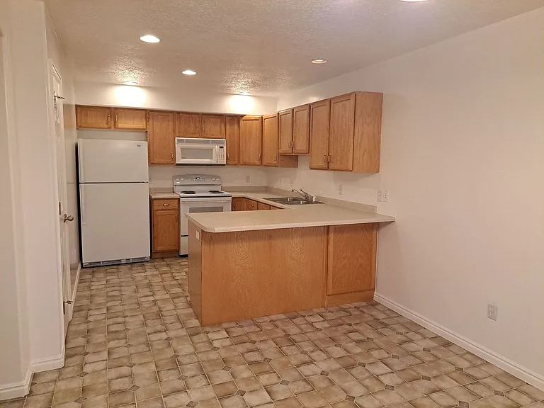 1144 S 1420 E — Photo 3