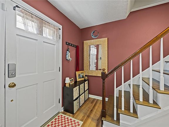 5th image of 146 Charlestowne Cir
