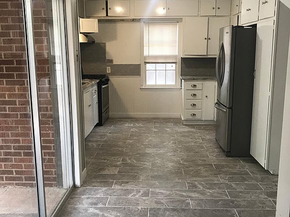 Spacious Kitchen - Granite Countertops! & Stainless Steel Appliances!