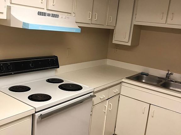 4th image of 824 Sky Lake Cir APT D