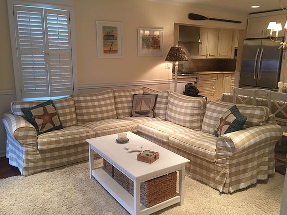 2nd image of 816 Saint James Pl