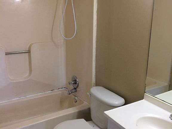 4th image of 1645 Foxhaven Dr #17