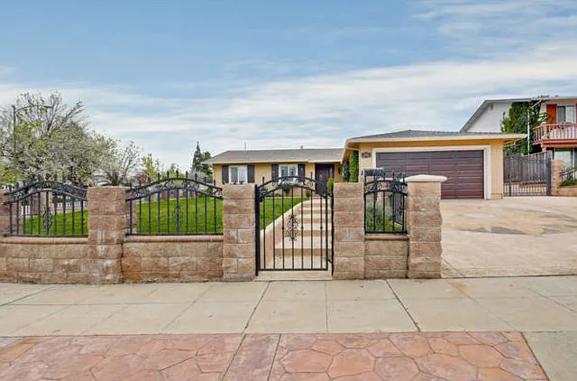 2494 Lone Oak Dr — Photo 1