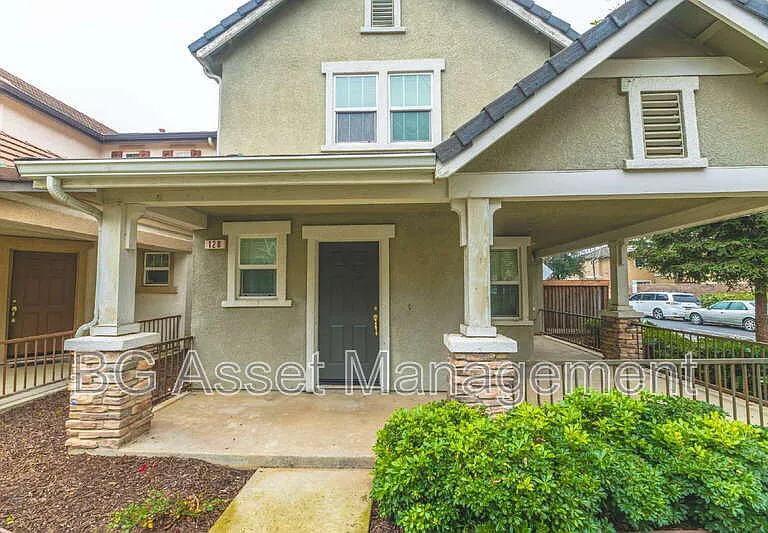 128 Kingfisher St — Photo 1