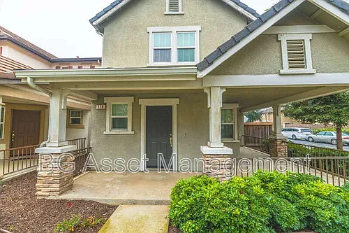 128 Kingfisher St Photo 1