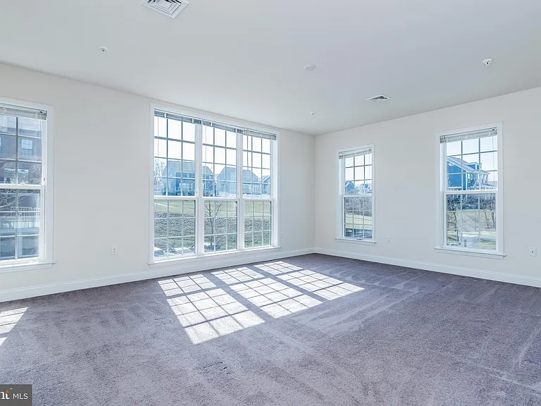 1338 Saxton Way — Photo 7