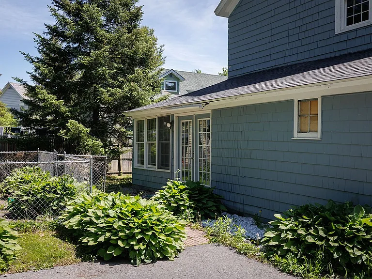 427 Flower Ave E — Photo 3