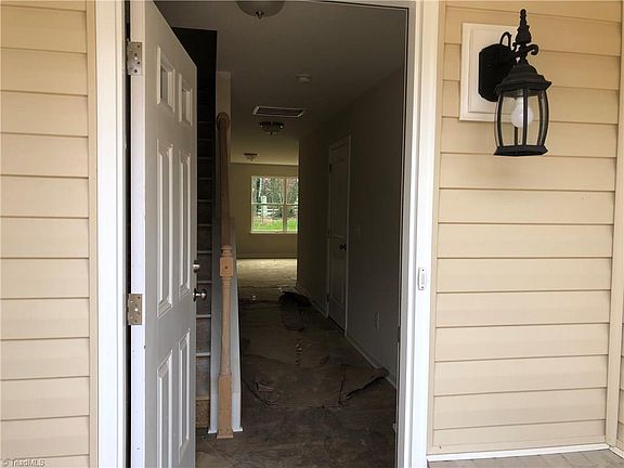 4th image of 109 Crepe Myrtle Ln #15-MOM
