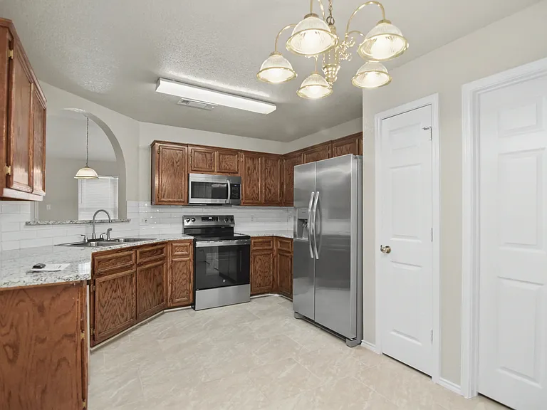 2905 Lindsey Dr — Photo 4