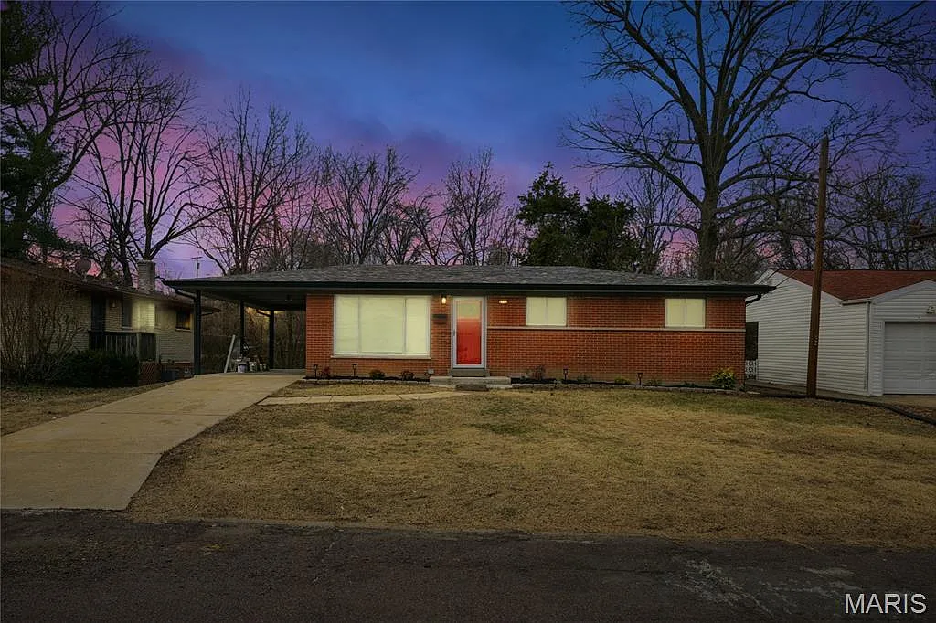 5533 Donbar Dr photo 1