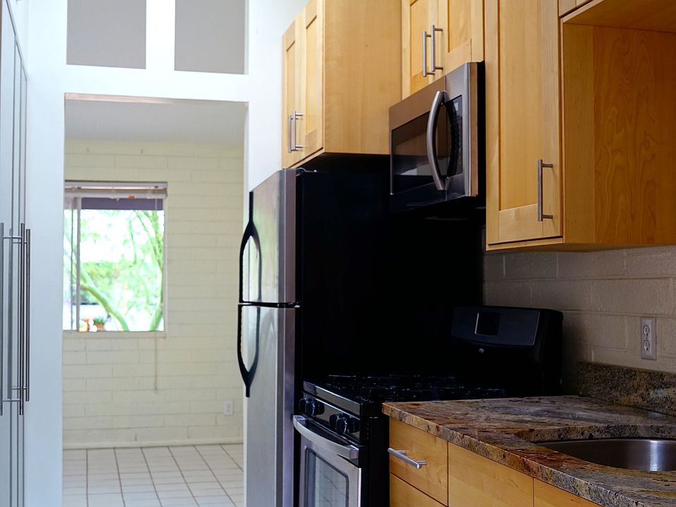2nd image of 509 W 2nd St APT 102
