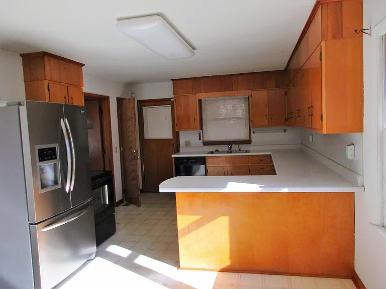 1220 Stafford Dr — Photo 2