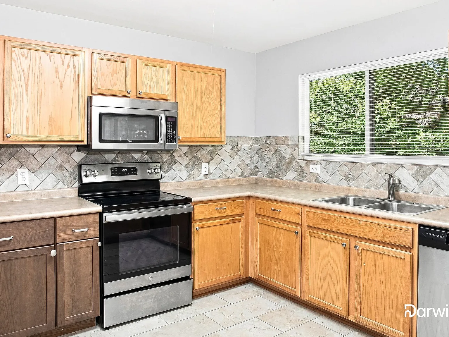 3 bed, 2.0 bath, 1713 sqft, $1,565 — Photo 3