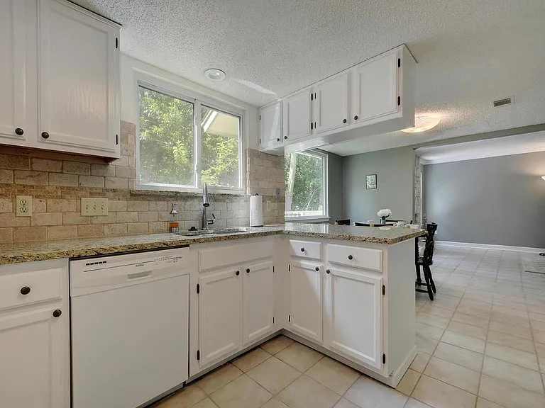 8421 Spring Valley Dr — Photo 8