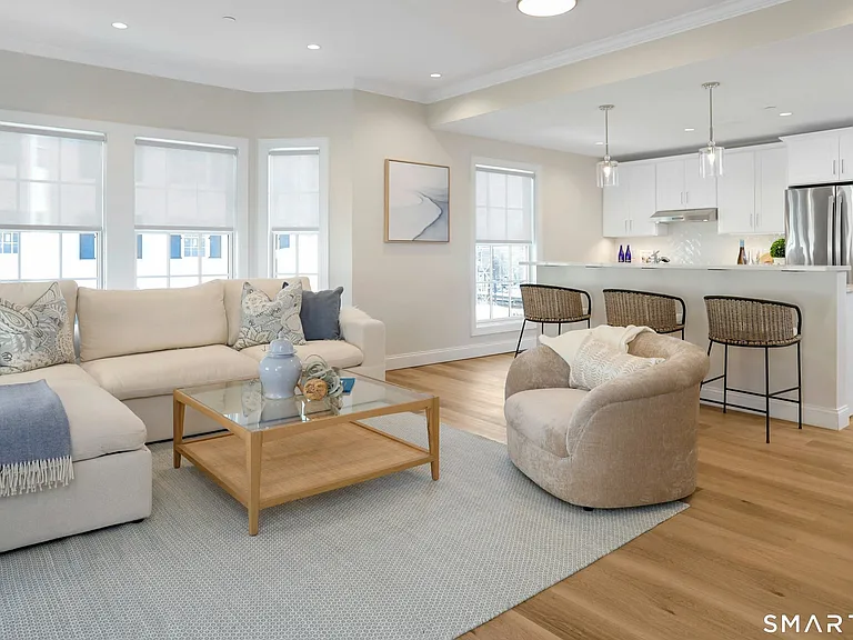 340 Heights Rd #211 — Photo 3