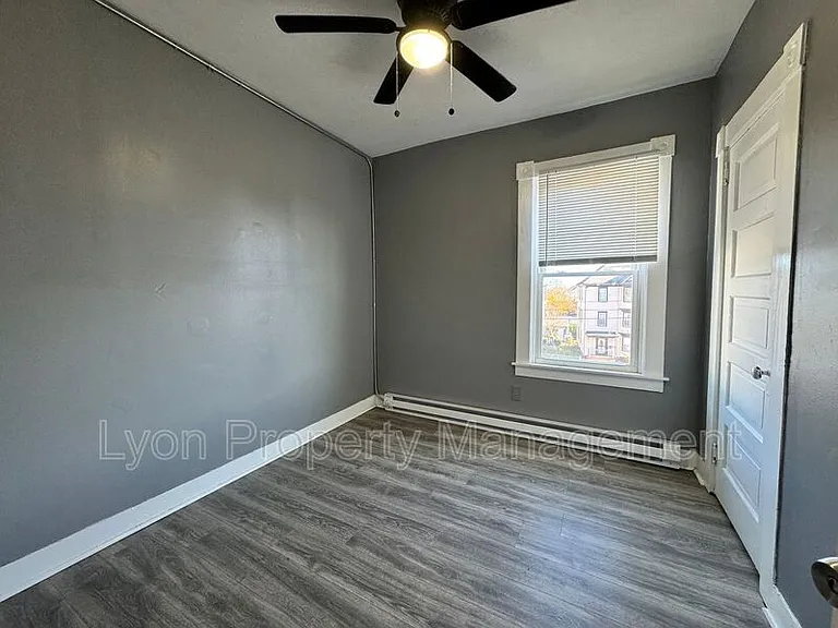 106-108 Winsor St #3 — Photo 8
