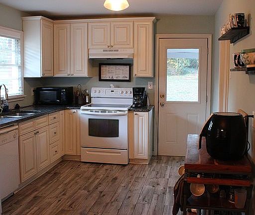 3rd image of 525 Kennesaw Dr SE