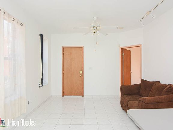 3rd image of 537 N Claremont Ave #1