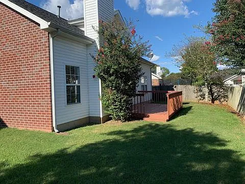 345 Roslyn Ct — Photo 2