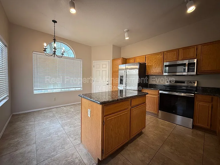 6814 W Louise Dr — Photo 5