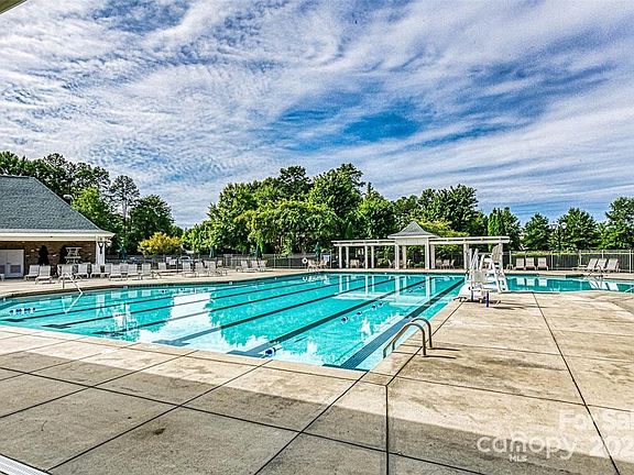 3rd image of 8048 Willow Branch Dr