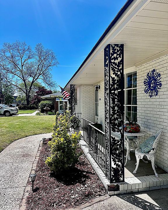 1st image of 215 Flores Ln
