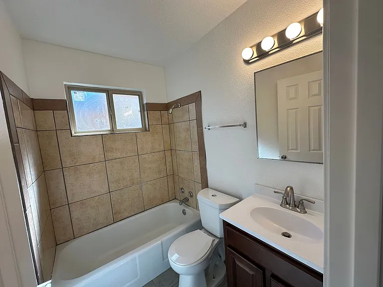 Spacious 2 Bedroom Apartment with Private Backyard — Photo 17