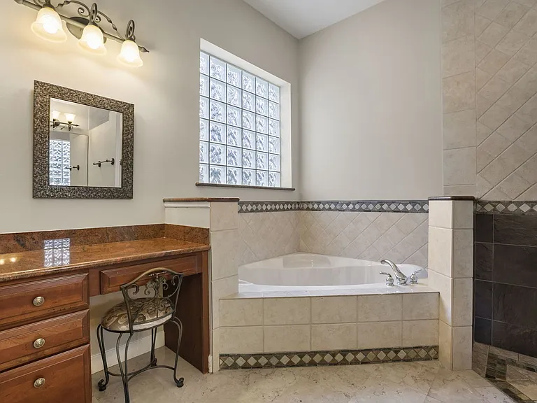 5554 Palm Lake Cir — Photo 34