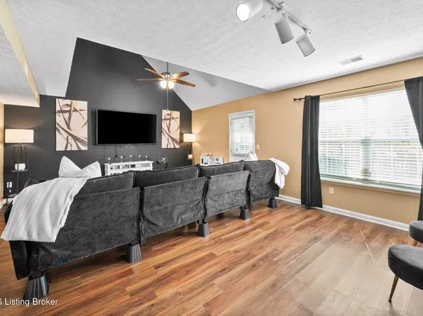 3913 Mimosa View Dr, Louisville, KY 40299