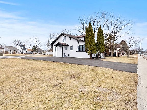 3rd image of 1112 Plainfield Rd