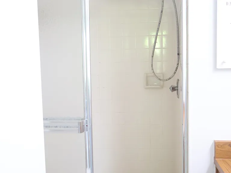 en-suite bathroom #2