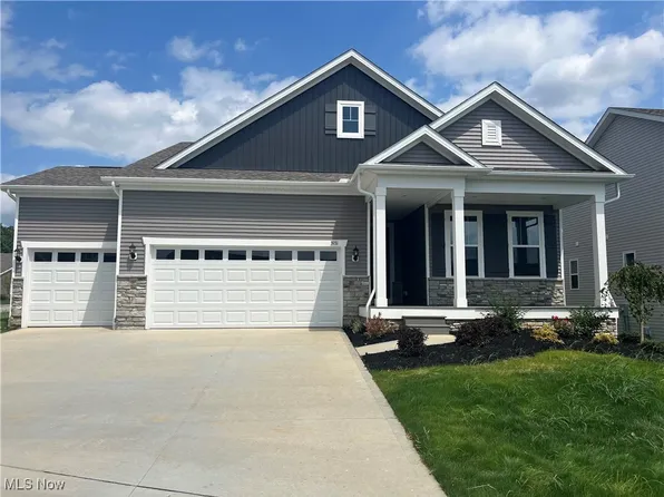 3931 Crest View Dr, Uniontown, OH 44685