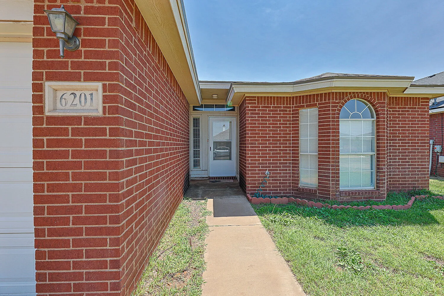 3 bed, 2.0 bath, 1841 sqft, $1,695 — Photo 2