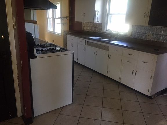 3rd image of 517 W Berry Ave