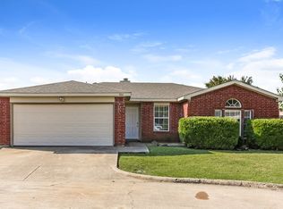 902 Beaufort Ct, Arlington, TX 76018