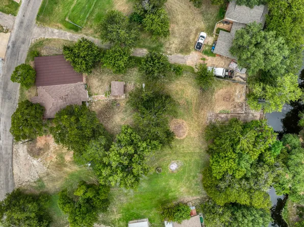 2808 Sky Harbour Dr, Granbury, TX 76049