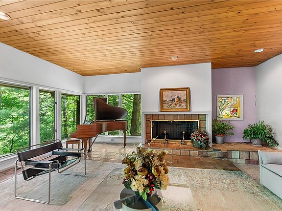 5th image of 12 Woodland Dr