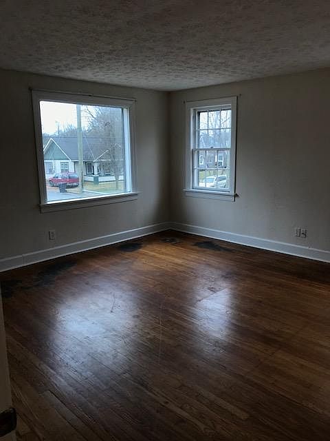 1st image of 102 W Hembree St