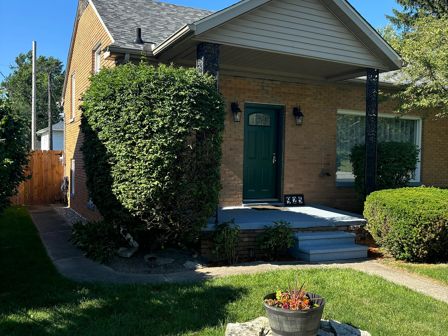925 E Eckman St — Photo 1