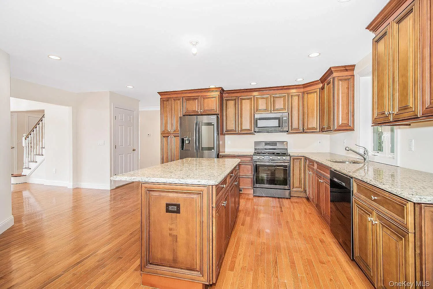 4 bed, 2.5 bath, 2850 sqft, $6,950 — Photo 3