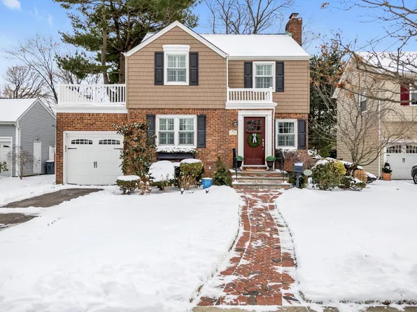 88 Hart Street, Lynbrook, NY 11563