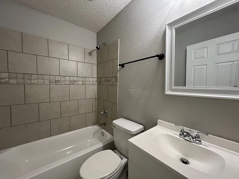 257 W Essex Ave — Photo 2